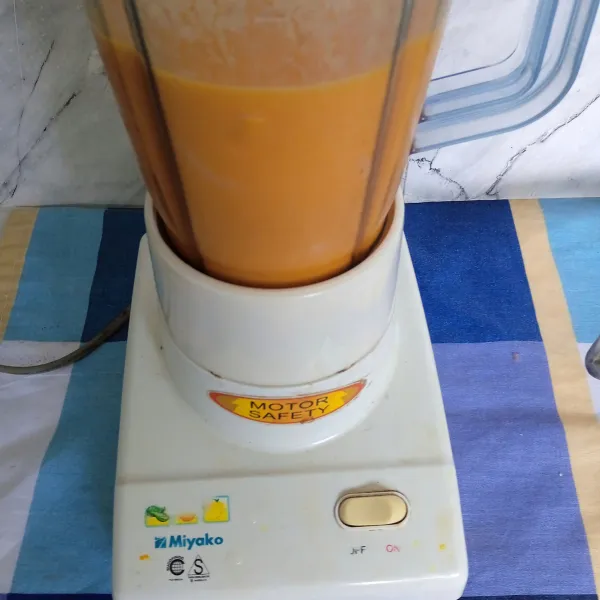 Blender hingga halus.