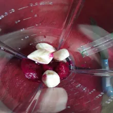 Campurkan pisang dan buah naga dalam blender. Tuang susu dan madu serta es batu.