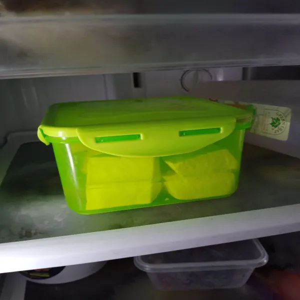 Simpan tahu dalam kulkas.