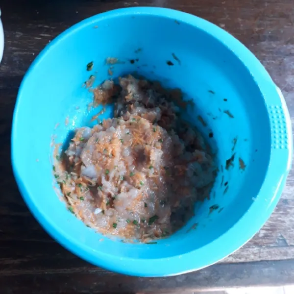 Campurkan ikan, wortel, daun bawang dan bumbu halus, aduk rata.