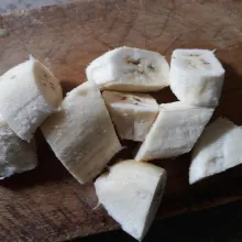 Kemudian potong pisang.