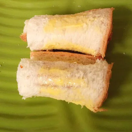 Olesi bagian luar roti dengan margarine.