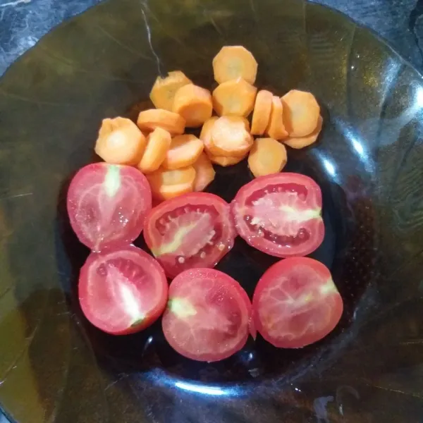 Potong potong tomat wortel.