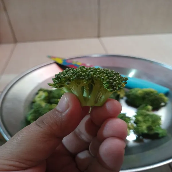Potong brokoli sesuai dengan kuntumnya.