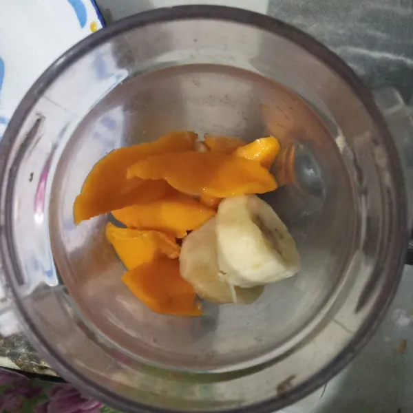 Potong mangga dan pisang lalu masukkan ke dalam blender.