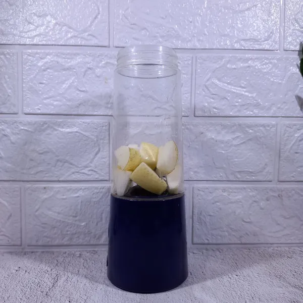 Masukkan buah pear ke dalam blender.