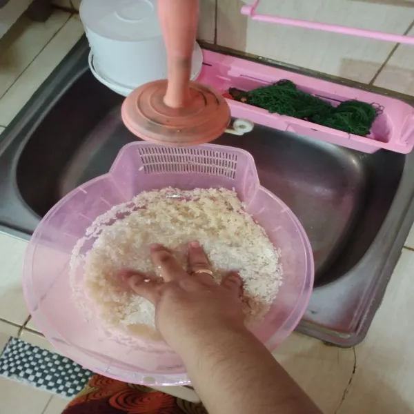 Cuci bersih beras di air mengalir hingga 4x sampai benar-benar bersih.