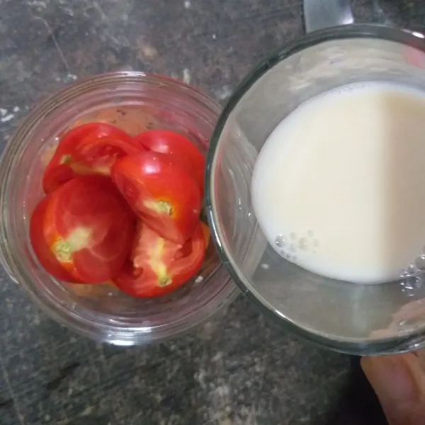 Siapkan blender masukkan tomat, wortel, susu uht, susu kental manis.