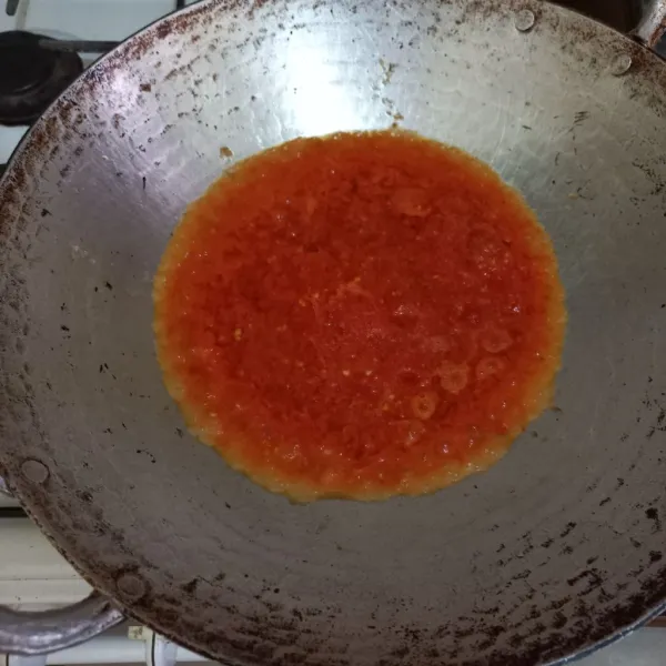 Panaskan minyak goreng secukupnya, tuang bahan sambal yang telah dihaluskan.