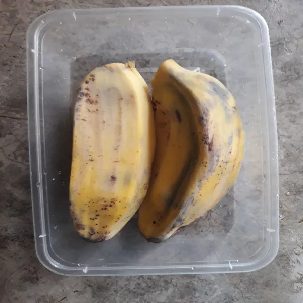 Siapkan pisang.
