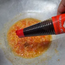 Bumbui kecap inggris, saus tiram, saus tomat, kecap manis, merica bubuk, garam, dan gula pasir. Aduk rata sambil koreksi rasa sesuai selera.