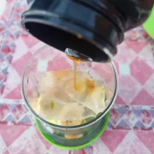 Tambahkan madu.