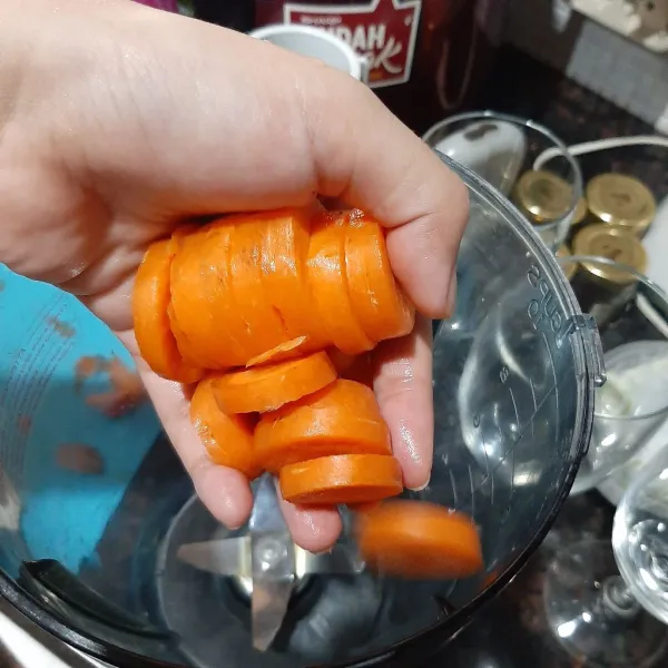 Masukkan wortel yang sudah di cuci, dan potong tanpa kupas kulit.