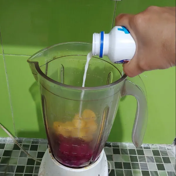 Masukkan yogurt cair ke dalam blender.