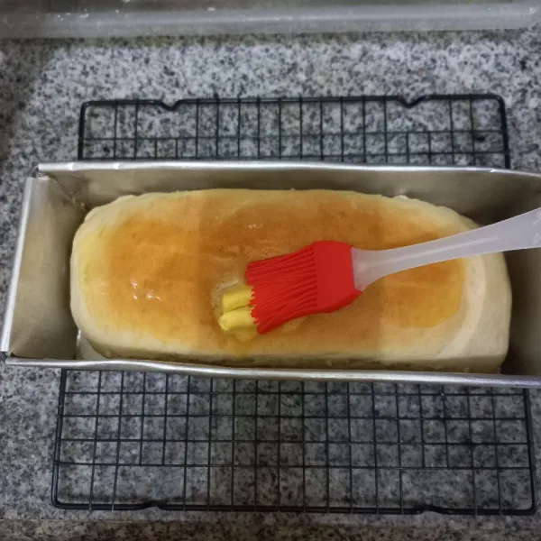 Panggang dengan suhu 170°C selama 25 menit atau sesuaikan dengan oven masing-masing hingga matang, keluarkan roti dari oven selagi panas, olesi permukaannya dengan margarin.