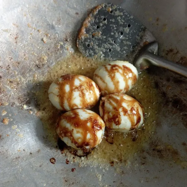 Lalu masukan telur, kecap manis kaldu jamur, sejumput gula dan garam, aduk rata.
