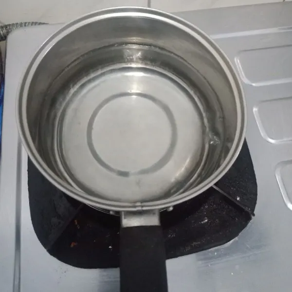 Siapkan panci, kemudian rebus air sampai mendidih.