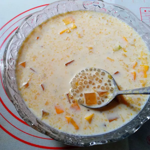 Dalam mangkuk besar masukkan kental manis, mangga yang dihaluskan dan susu. Aduk sampai larut. Masukkan irisan mangga, jelly dan sagu mutiara.