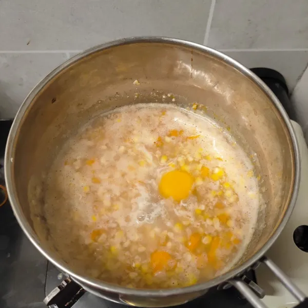 Masukkan telur, masak telur hingga tingkat kematangan sesuai selera.