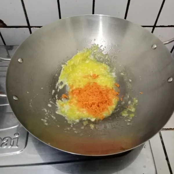 Tambahkan telur, buat orak-arik. Tambahkan wortel parut. Masak sebentar hingga wortel layu.
