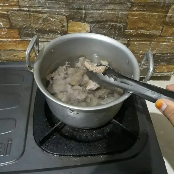 Cuci bersih daging, potong-potong lalu rebus hingga matang.