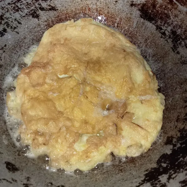 Panaskan minyak lalu tuang telur ke dalam wok. Goreng telur hingga matang kuning keemasan angkat, tiriskan dan sajikan. Yummy.
