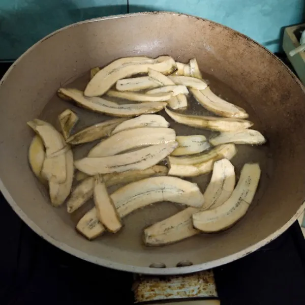 Kemudian goreng pisang hingga matang dan sisihkan.