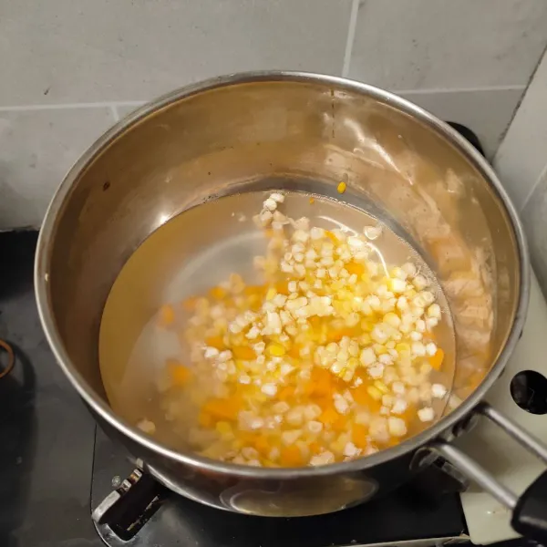 Rebus jagung dan wortel dengan 250 ml air, hingga matang.