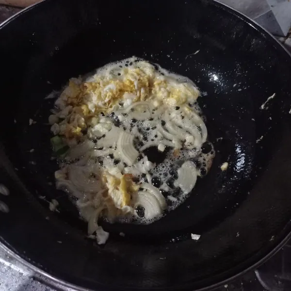 Buat telur orak arik sampai matang, masukan irisan bawang bombay dan bawang putih masak sampai layu.
