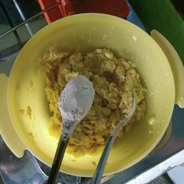 Kentang dan jagung satukan dalam wadah lalu beri tepung terigu. Aduk rata.