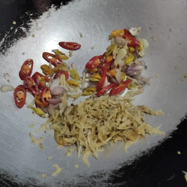 Masukkan udang rebon yang sudah dicuci, aduk rata masak hingga harum.