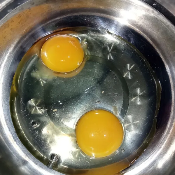 Pecahkan telur di dalam wadah.