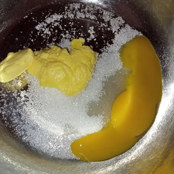 Masukkan Margarin,gula pasir dan kuning telur kedalam wadah.
