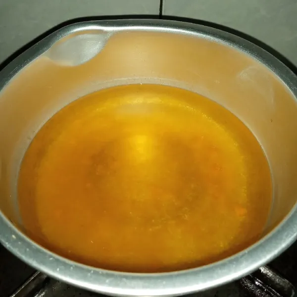 Buat jelly mangga, masukkan semua bahan ke panci. Jerang diatas api, masak sesuai petunjuk kemasan. Setelah mendidih tuang ke wadah dan biarkan beku.