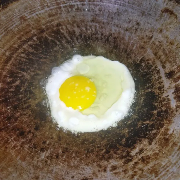 Panaskan minyak goreng secukupnya lalu goreng telur satu persatu.