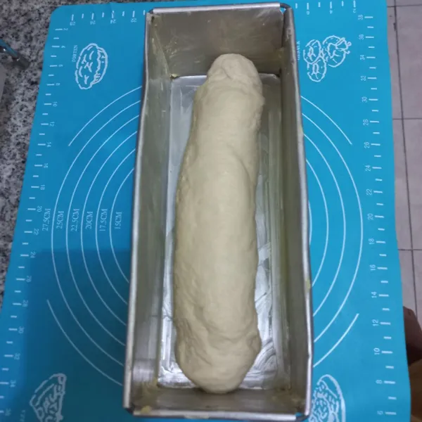 Siapkan loyang yang telah diolesi margarin, tata adonan roti ke dalamnya, biarkan adonan memgembang 2 kali lipat.