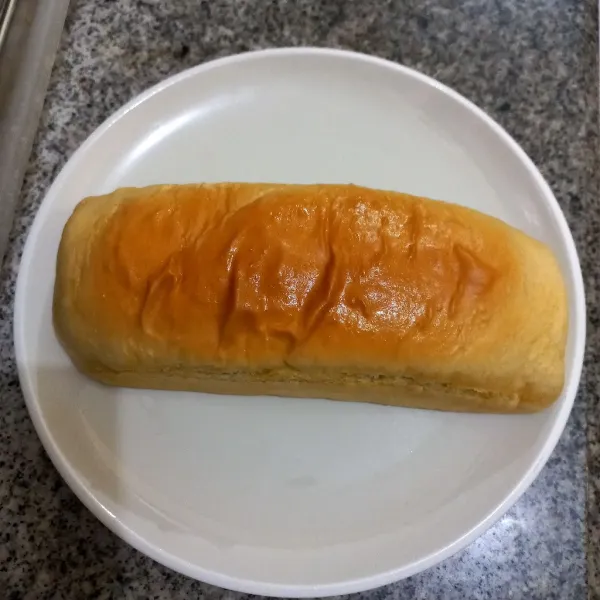 Siapkan roti tawar, belah memanjang bagian sampingnya tapi tidak sampai putus.