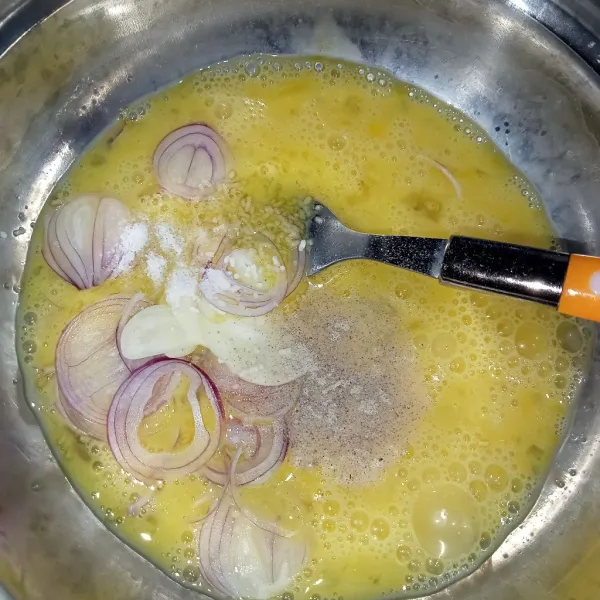 Kocok lepas telur kemudian masukkan bawang merah, bawang putih, lada garam, dan kaldu jamur.