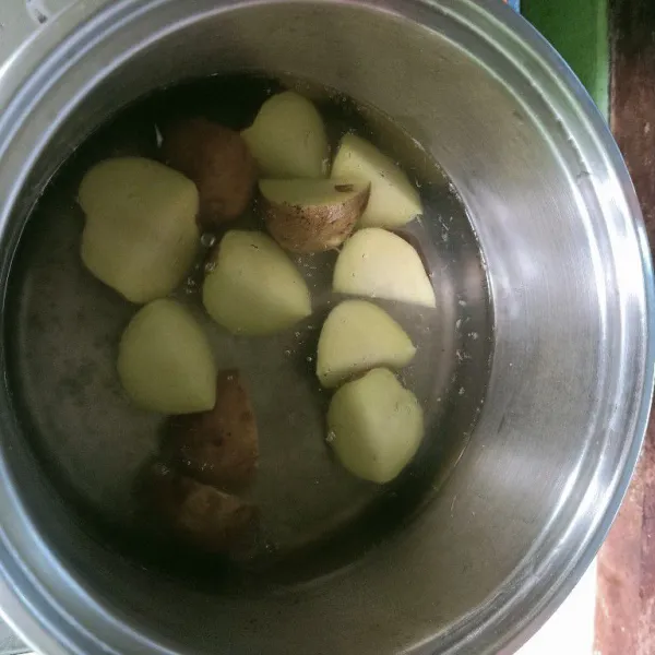 Cuci bersih kentang lalu potong menjadi beberapa bagian. Lalu siapkan panci dan rebus air. Setelah mendidih masukkan kentang. Rebus sampai empuk.