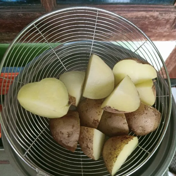 Angkat kentang yang matang dan tiriskan.