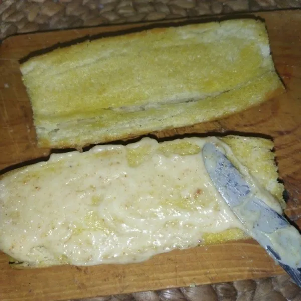 Lalu siapkan baguette yang sudah dioles margarin, lalu masak di atas wajan, kemudian angkat lalu oles baguette dengan mayones wijen.