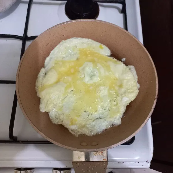 Kocok lepas telur dengan tambahan sedikit garam, dadar hingga matang, sisihkan.