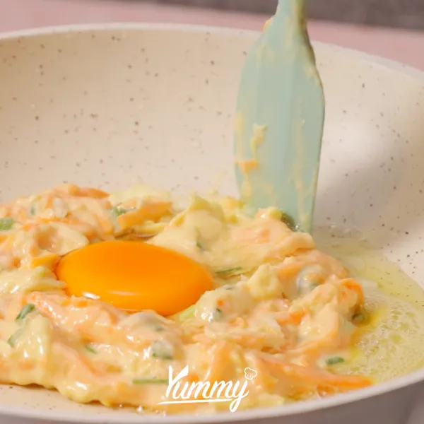 Tambahkan satu butir telur di tengah lingkarannya. Masak hingga telur matang. Sajikan bersama pelengkap sesuai selera.