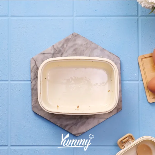 Siapkan kotak makan yang berminyak, lalu lap dengan tissue