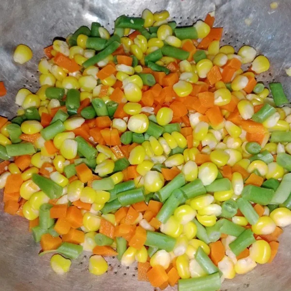 Campurkan wortel, buncis dan jagung. Simpan dalam toples lalu simpan di freezer.