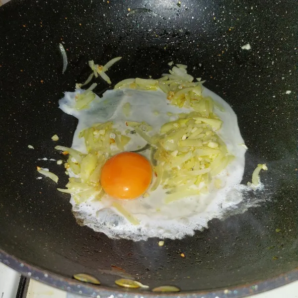 Masukkan telur, buat orak arik hingga tercium bau telur goreng