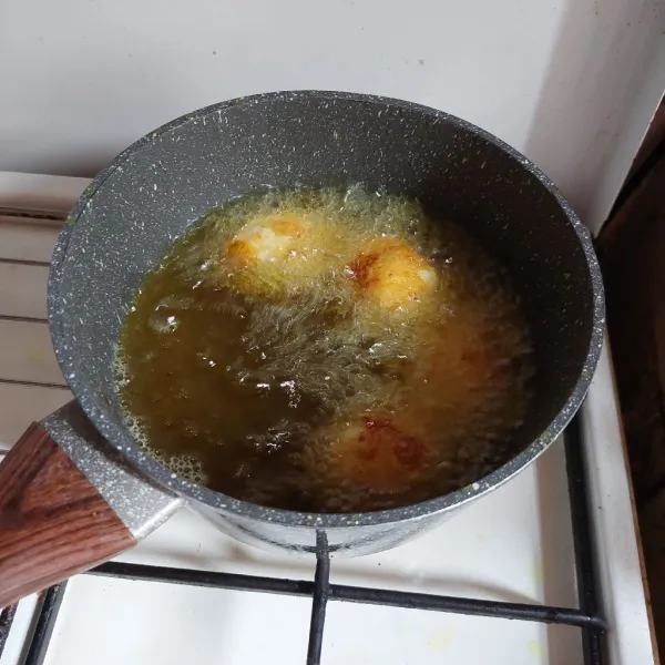 Rebus telur lalu goreng hingga berkulit.