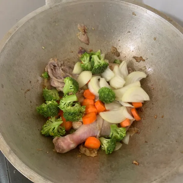 Tambahkan potongan bawang bombay, sayuran dan wortel. Aduk rata.