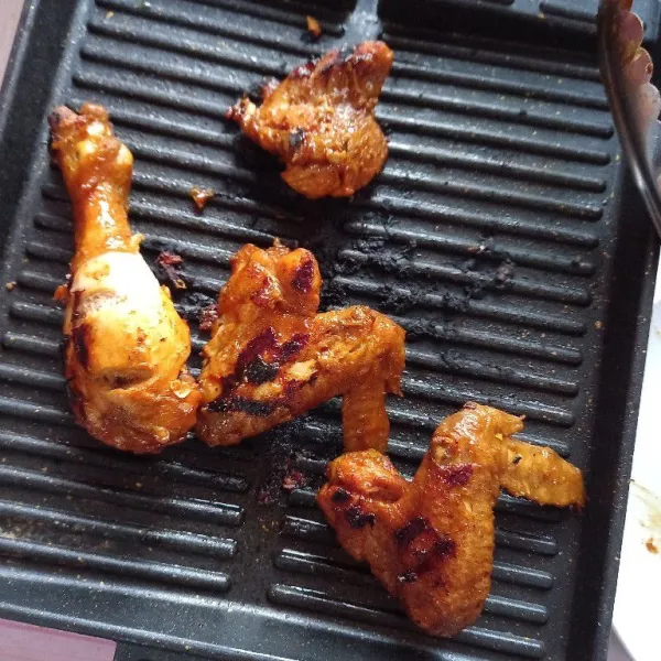 Panggang di atas grill pan, sampai ayam kecoklatan, bolak balik agar matang merata