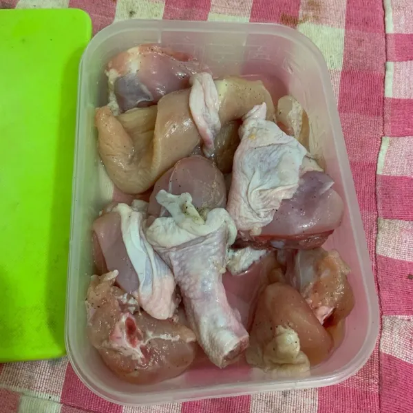 Cuci bersih ayam dan potong kecil-kecil.